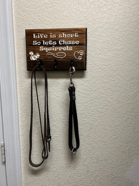 Wood pet leash hanger