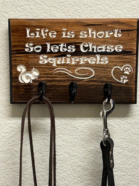 Wood pet leash hanger
